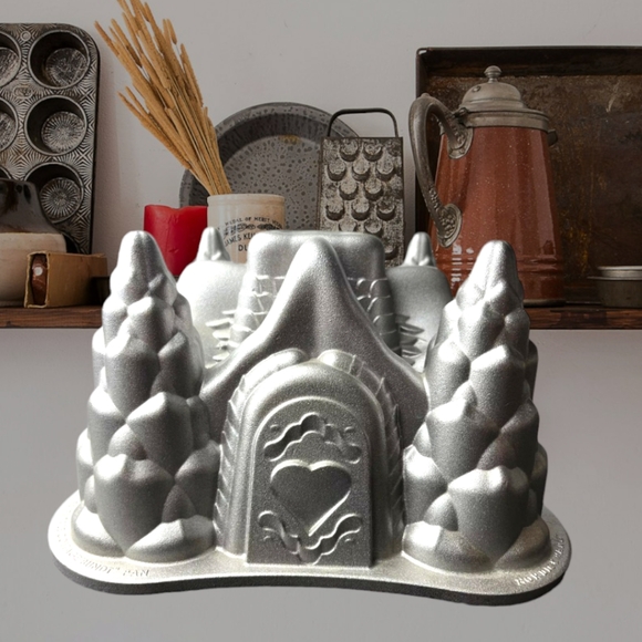 Nordic Ware Fairy Tale Castle Cottage Bundt Cake Pan 10 Cup 2.6 liters - Picture 3 of 8